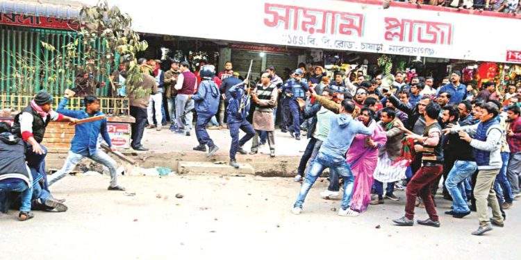 “ফুটপাতে মেয়রই মাইর খাইছে, আপনারা কারা !”