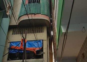 খানপুরে ৪ তলা ভবন হেলে পড়া আতঙ্ক !