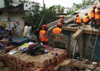 ভবনধসে শ্বাসরুদ্ধকর অবস্থা, আটকেপরা শিশুকে উদ্ধারে চলছে অভিযান