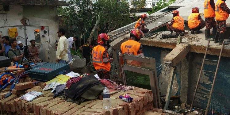 ভবনধসে শ্বাসরুদ্ধকর অবস্থা, আটকেপরা শিশুকে উদ্ধারে চলছে অভিযান