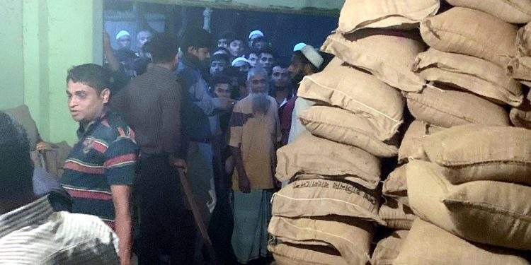 আড়াইহাজারে সাড়ে তিনশ বস্তা চালসহ পিতা পুত্র গ্রেফতার