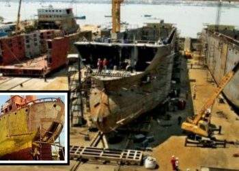 বন্দরে ডকইয়ার্ডে জাহাজের নিচে দুই শ্রমিক চাপা, আহত ৪