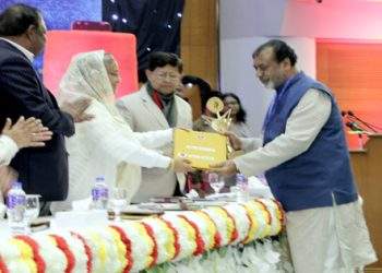 সেলিম ওসমানকে পুরস্কৃত করলেন প্রধানমন্ত্রী