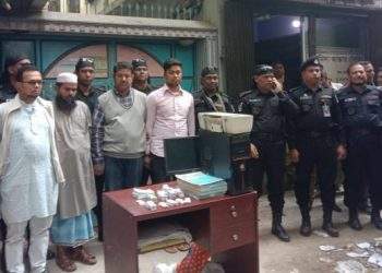 আদালত চত্ত্বর থেকে ৪ প্রতারক গ্রেফতার