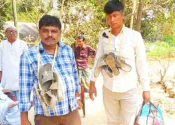 করোনার ভুয়া টিকা : জুতার মালা দুই প্রতারকের গলায়