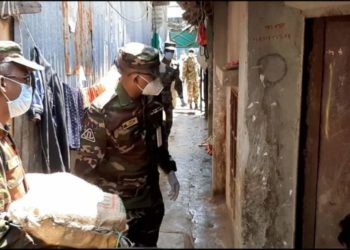 না.গঞ্জে হতদরিদ্রদের বাড়ি খাদ্যসামগ্রী পৌঁছে দিচ্ছেন সেনাবাহিনী