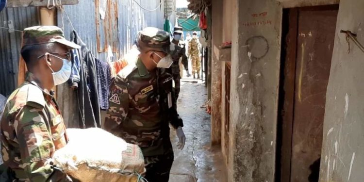 না.গঞ্জে হতদরিদ্রদের বাড়ি খাদ্যসামগ্রী পৌঁছে দিচ্ছেন সেনাবাহিনী