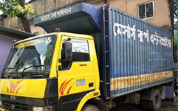 পণ্যবাহী ভ্যানে নারায়ণগঞ্জ থেকে সিলেটে এলেন ৪৫ জন !