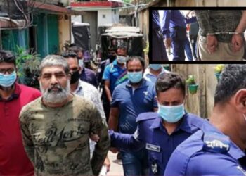 পিঠমোড়া করে হাতকড়ায় বাঁধা ক্যামেরাশিল্পী