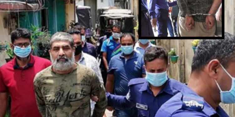 পিঠমোড়া করে হাতকড়ায় বাঁধা ক্যামেরাশিল্পী