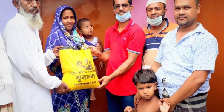 রূপগঞ্জে যুবদলের পক্ষ থেকে প্রয়াত নেতাদের পরিবারে ঈদ উপহার