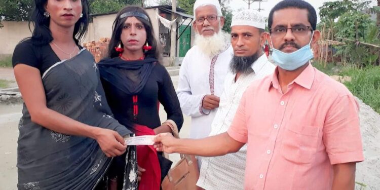 এবার রূপগঞ্জে  হিজরা সম্প্রদায়কে বিএনপি নেতা দিপু ভূইয়ার সহায়তা