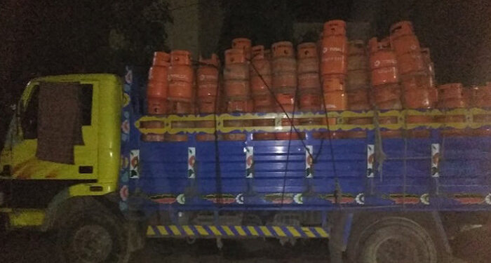 আড়াইহাজারে গ্যাসের সিলিন্ডারসহ ট্রাক চুরি