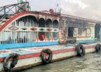 আড়াইহাজারে অবৈধ ড্রেজার পুড়িয়ে ডুবিয়ে দিয়েছে গ্রামবাসী