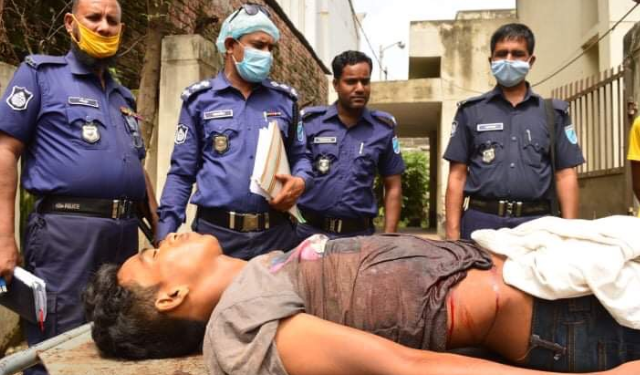 ফতুল্লায় মাকে বাঁচাতে গিয়ে বাবার ছুরিকাঘাতে প্রাণ দিল ছেলে