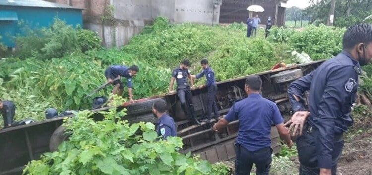 আড়াইহাজারে দুর্ঘটনায় ৩০ পুলিশ আহত