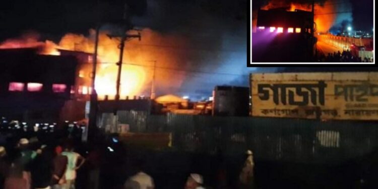 রূপগঞ্জে ফার্নিচার কারখানায় আগুন, নিয়ন্ত্রণে ১৫ ইউনিট