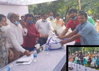 রূপগঞ্জে আন্ডা রফিকের কান্ড ! পুরানো খায়েশে ত্রাণ বিতরণ