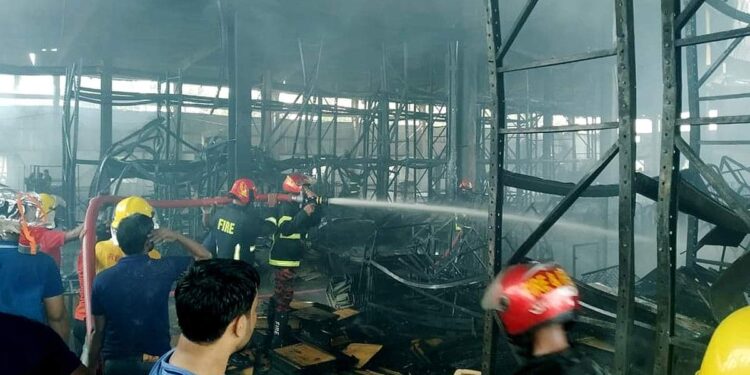 রূপগঞ্জে আরএফএল ফার্নিচার কারখানায়  আগুন ॥ ৫ কোটি টাকার ক্ষতি