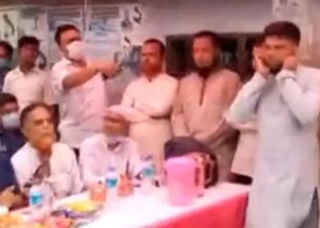 ফতুল্লায় কান ধরে প্রকাশ্যে ক্ষনা চাইলো যুবলীগ নেতা