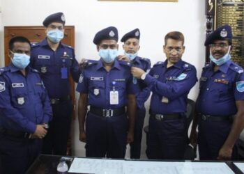 তিন পুলিশ সদস্যকে র‌্যাংক ব্যাজ পরালেন এসপি জায়েদুল