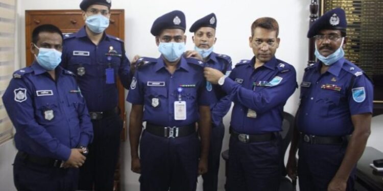 তিন পুলিশ সদস্যকে র‌্যাংক ব্যাজ পরালেন এসপি জায়েদুল