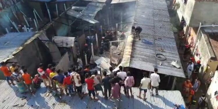 ফতুল্লার কাশীপুরে আগুন, ছাই ১৪ ঘর