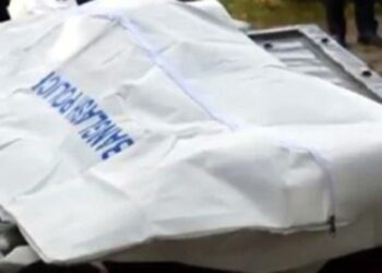 ঘরের মেঝেতে যুবকের গলাকাটা লাশ