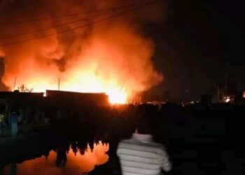 নারায়ণগঞ্জে ঝুটপট্টির গুদামে আগুন