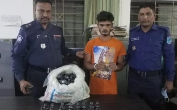 ফতুল্লায় ফেনসিডিলসহ গ্রেফতার