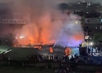 ফতুল্লায় আগুনে পুড়েছে ২৫ ঘর