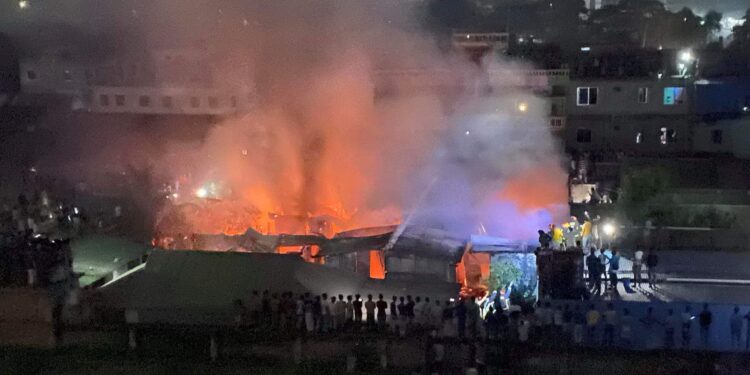 ফতুল্লায় আগুনে পুড়েছে ২৫ ঘর