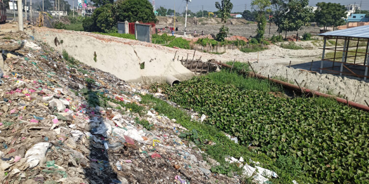 রূপগঞ্জে পাউবোর খালে বাঁধ, মাছের আড়ৎ ও মার্কেট ! স্থায়ী জলাবদ্ধতা