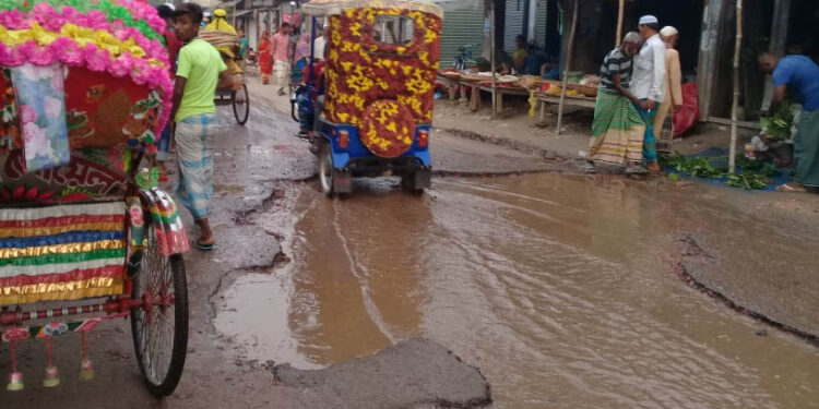 আড়াইহাজারে রাস্তা উদ্ভোধনের এক মাস পরও কাজ করছেনা ঠিকাদার