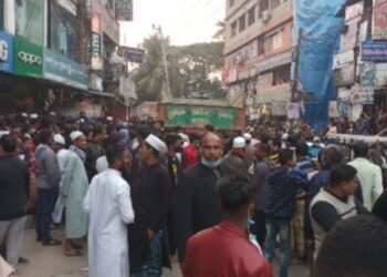 সোনারগাঁয়ে ট্রাকে পিষ্ট শিশু, জনতার লংকাকান্ড