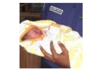 নবজাতকসহ পাগলী মাকে হাসপাতালে ভর্তি করলো পুলিশ