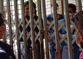 মারামারি, গ্রেফতার, হাজতে কোলাকুলির পর মুক্তি দুই প্রার্থী !