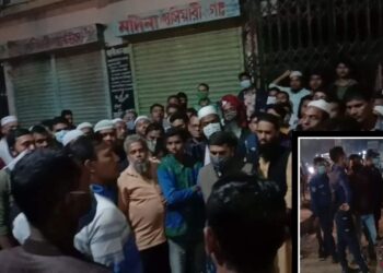 মধ্যরাতে হকারদের নারায়ণগঞ্জ থানা ঘেরাও, অতঃপর !