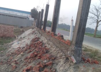 আড়াইহাজারে চাঁদার দাবীতে রকি গ্রুপের ওয়াল ভাংচুর