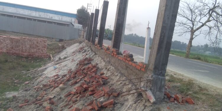 আড়াইহাজারে চাঁদার দাবীতে রকি গ্রুপের ওয়াল ভাংচুর