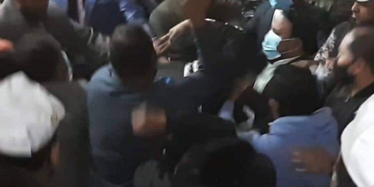 বিএনপি সমর্থিত আইনজীবীদের মারধরের অভিযোগ আ. লীগ নেতাকর্মীদের বিরুদ্ধে