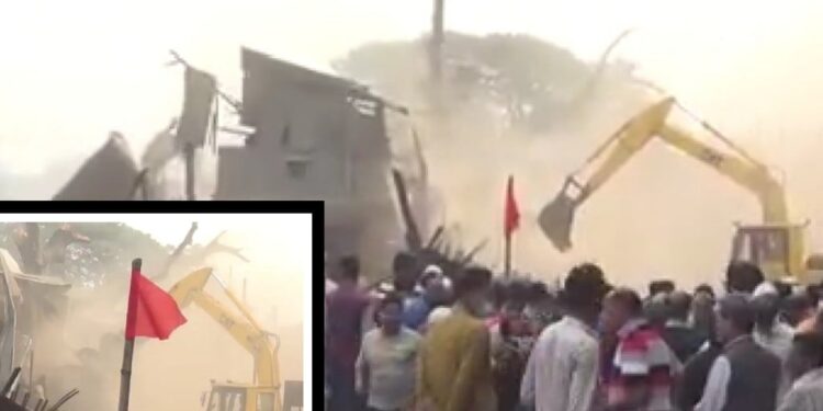 নারায়ণগঞ্জে রেলওয়ের অবৈধ অর্ধশতাধিক স্থাপনা উচ্ছেদ