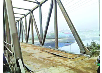 আড়াইহাজারে দেবে গেছে বেইলি ব্রিজের একাংশ