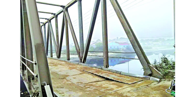 আড়াইহাজারে দেবে গেছে বেইলি ব্রিজের একাংশ