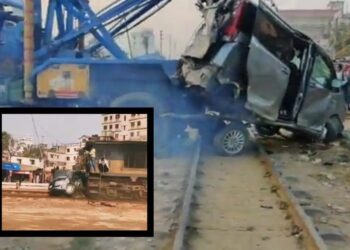 নারায়ণগঞ্জে ট্রেনের সাথে মাইক্রো সংঘর্ষ