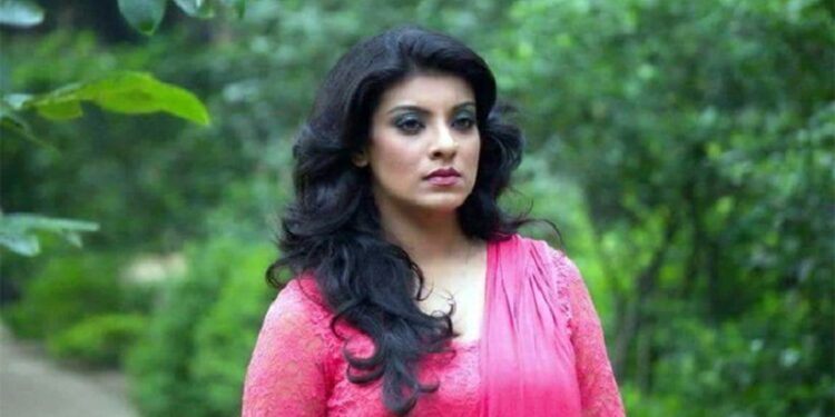 কম বয়সি এক ছেলের প্রেমে পড়েছেন মৌ !