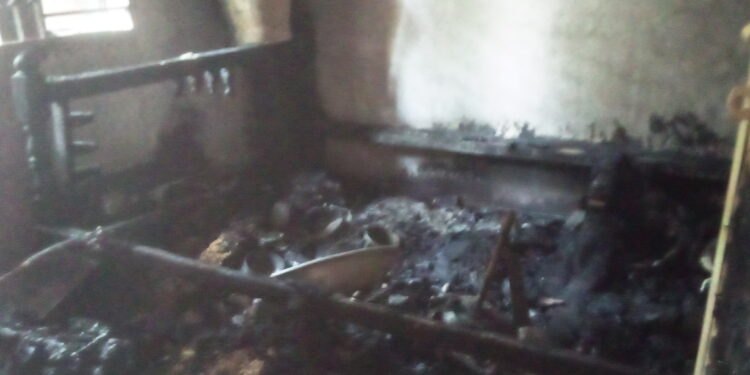 আড়াইহাজারে ঘুমন্ত অবস্থায় ঘরে আগুণ