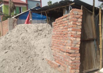 আড়াইহাজারে রাতে দেয়াল ভেঙ্গে জমি দখলের চেষ্টা