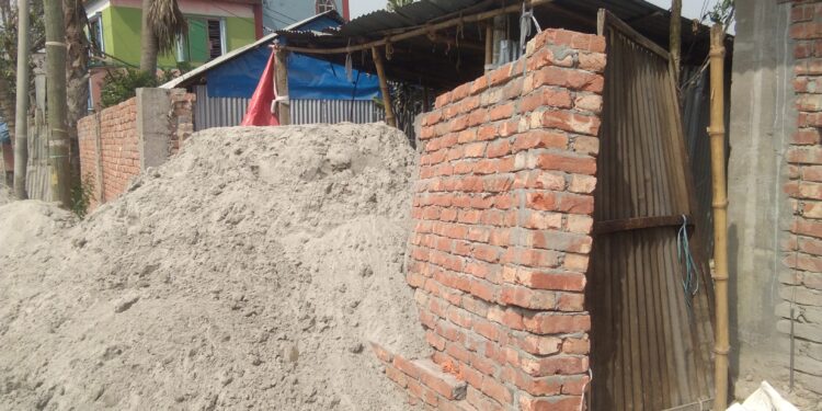 আড়াইহাজারে রাতে দেয়াল ভেঙ্গে জমি দখলের চেষ্টা