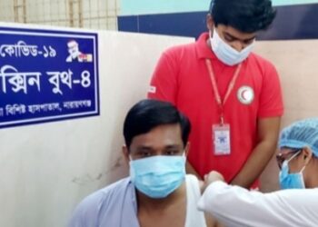 নারায়ণগঞ্জের ডিসি নিলেন করোনা টীকার দ্বিতীয় ডোজ